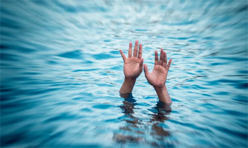 Lady ends life by jumping into the river in Srinagar