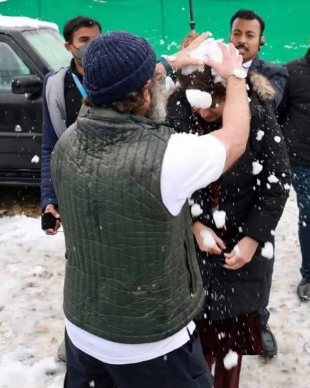 Rahul Gandhi, Priyanka play with snow, throw it on each other in Srinagar