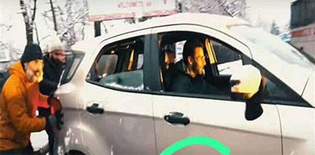 Rahul Gandhi pushes car stuck in snow on Boulevard road in Srinagar Rahul Gandhi pushes car stuck in snow on Boulevard road in Srinagar Rahul Gandhi pushes car stuck in snow on Boulevard road in Srinagar