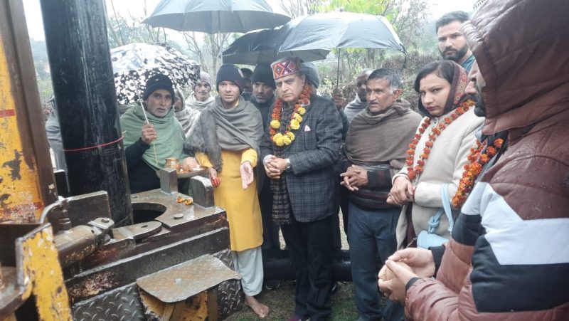 DDC Chairman inaugurates Tubewell under JJM scheme in Tridwan panchayat