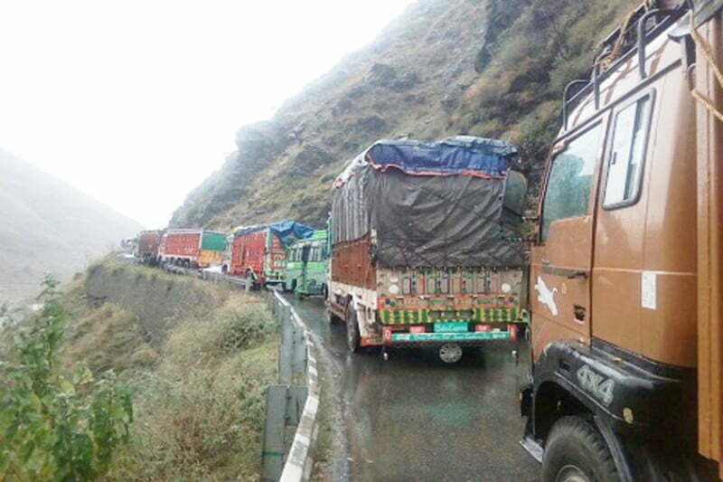 Shooting stones halt traffic movement on Srinagar-Jammu highway