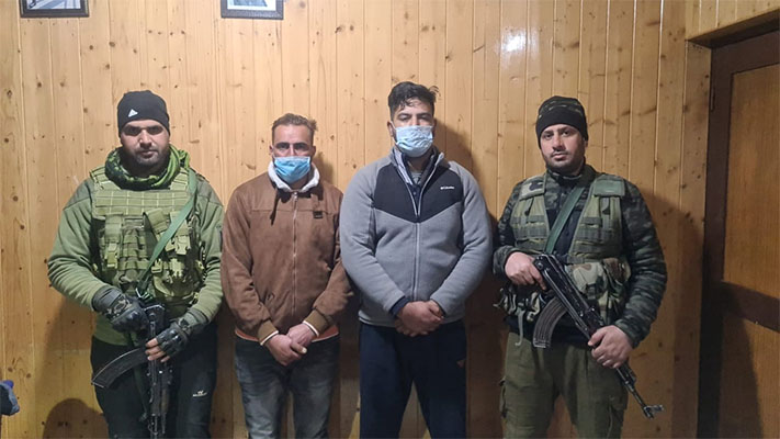 Police arrests two Fraudsters involved in fake job scam and extortion in Pattan, District Baramulla