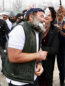 Rahul Gandhi, Priyanka play with snow, throw it on each other in Srinagar