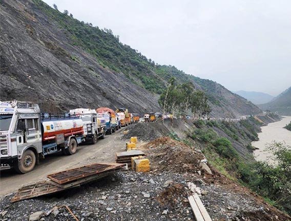 Srinagar-Jammu highway shut due to snowfall, shooting stones.