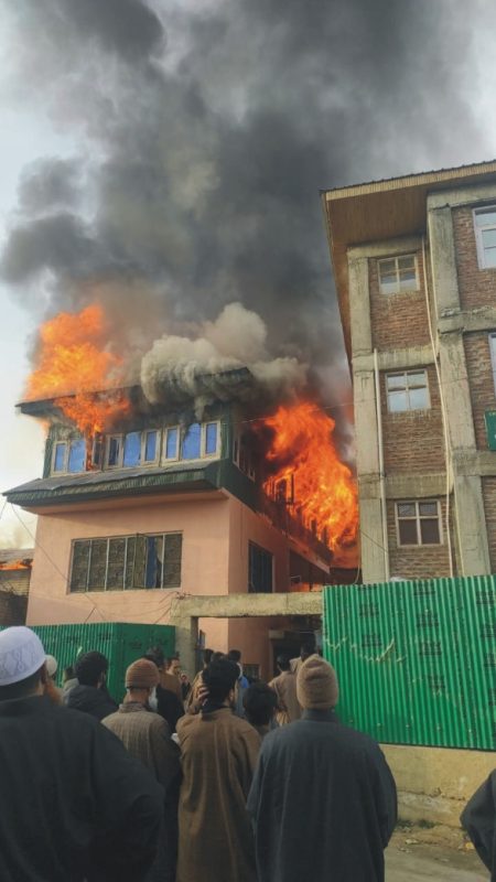 Massive Fire Breaks Out In Zainapora Shopian
