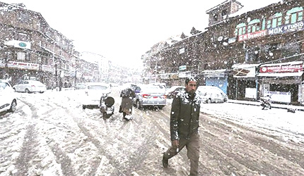 Light snowfall in Srinagar; flight operations delayed