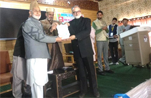 Dr.Rafeeq Masoodi presents awards to sufiyana mousiqi legends at chrari sharif