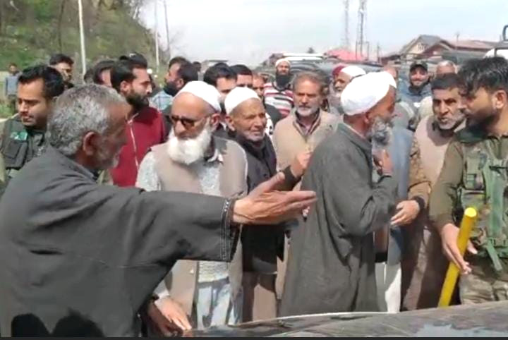 Sangrama residents protest over frequent power cuts, block Srinagar-Baramulla highway