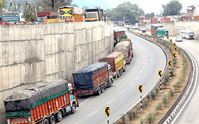 Traffic suspended on Jammu-Srinagar NH for repairs and maintenance