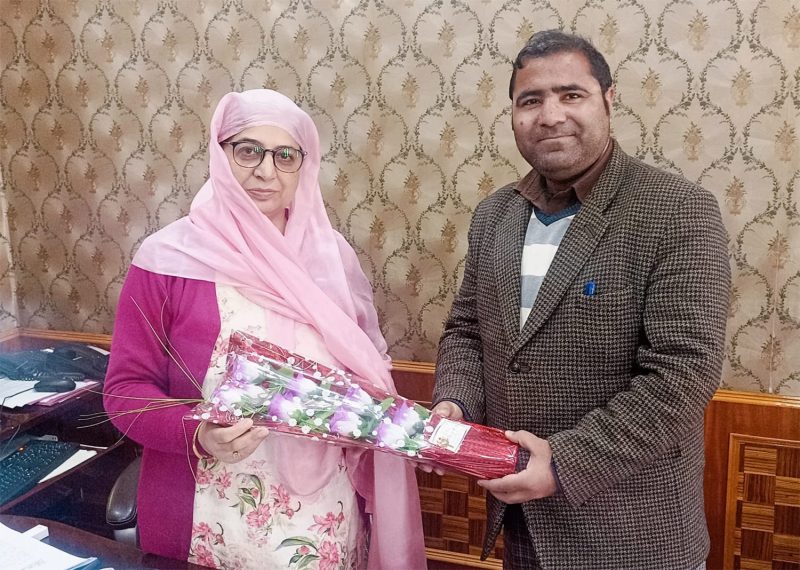 Renowned Socio Cultural Activist Mr.Tariq Ahmad Shera Presented flower bouquet to Rabia Rasool madam for her new assignment as HOP DDK Srinagar