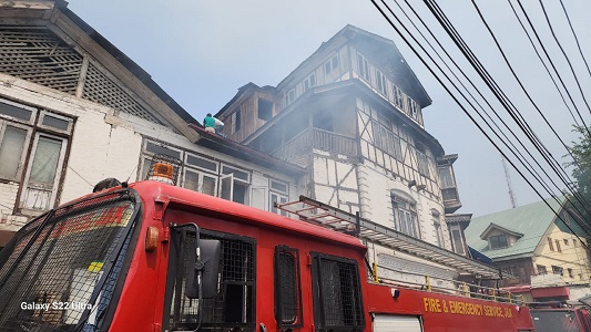 Fire fighter injured while dousing off fire in Lal Chowk