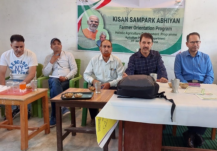 Director Horticulture visits Pulwama & Shopian; participates in Kissan Sampark Abhiyan programmes
