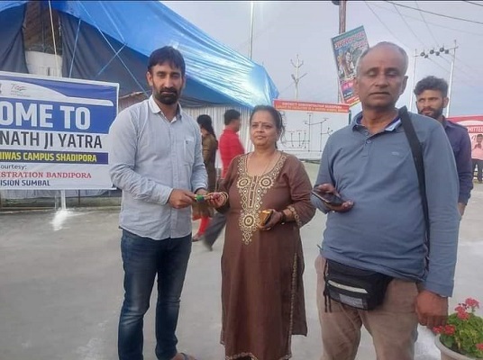Honest Youth from Sumbal Returns Lost Purse, Cash to Female Yatri