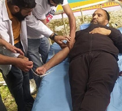 On 10th Muharram Senior BJP leader Aabid Hussain khan donate blood at Suchoo Devsar