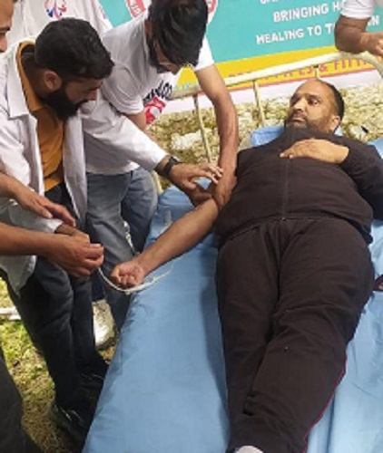 On 10th Muharram Senior BJP leader Aabid Hussain khan donate blood at Suchoo Devsar