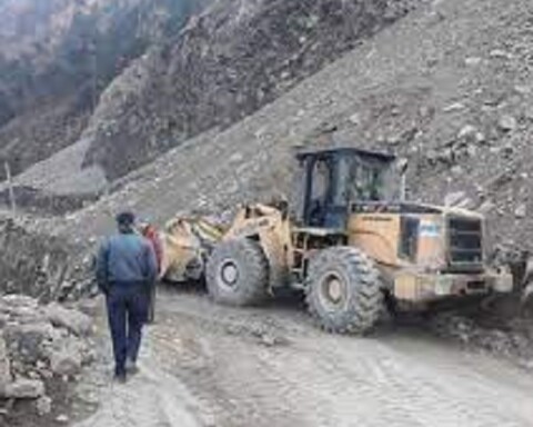 Mughal road closed again due to landslide, shooting stones in Poonch