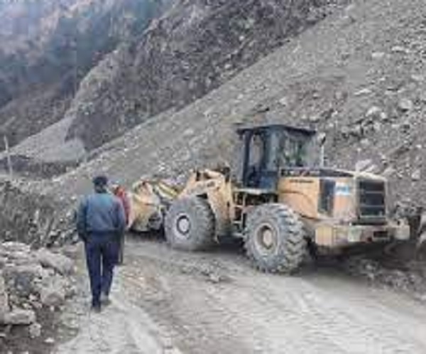 Mughal road closed again due to landslide, shooting stones in Poonch