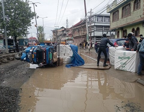 https://en.nidaekashmir.com/unit-holders-of-tulbal-industrial-estate-hold-protest-over-possession-of-allotted-land/#google_vignette
