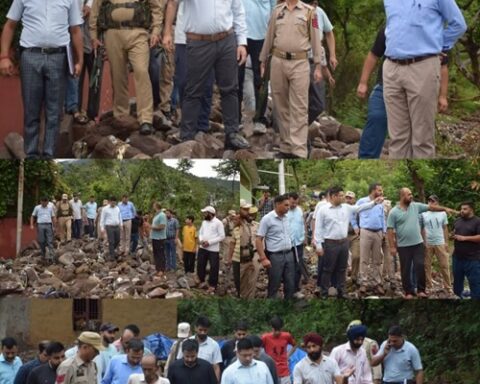 Deputy Commissioner visits flash-flood affected Qazi Mohra area.