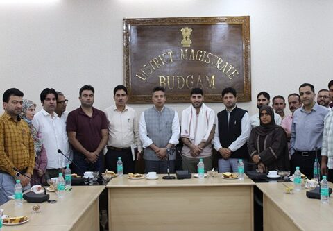 Distt admin Budgam accords warm farewell to outgoing CPO Irfan Ahmad Giri