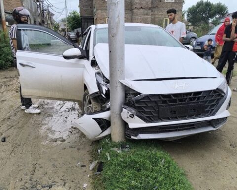 Minors Crash Car In Barzulla Srinagar, Flee Injured